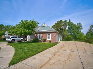 611 Shoreline Dr, Fenton, MI 48430