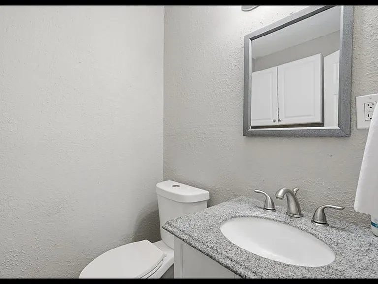 2902 W 7th St — Photo 11