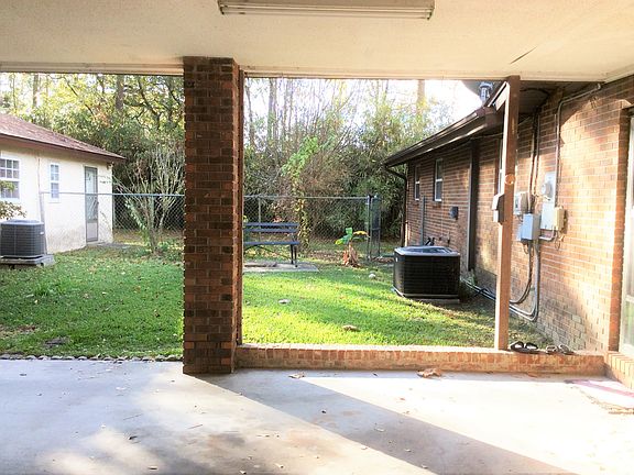 Distance between the houses 