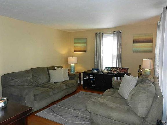 3rd image of 91 Verdi St