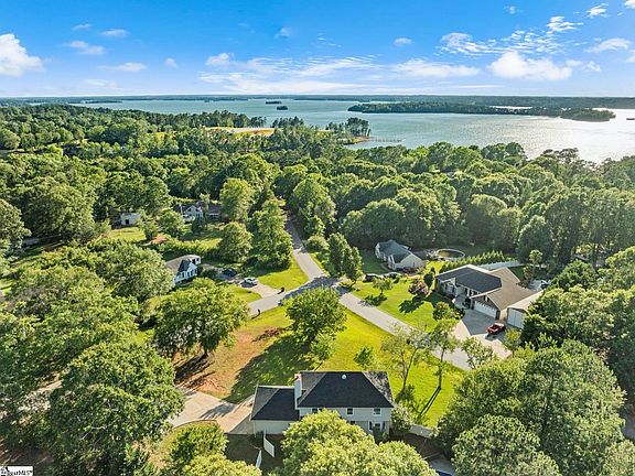 4th image of 612 Walnut Way