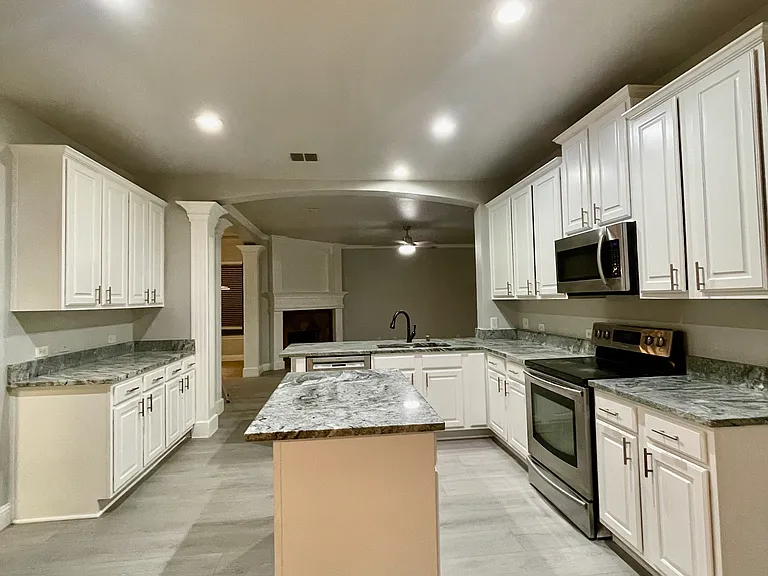 813 Lake Forest Trl — Photo 5
