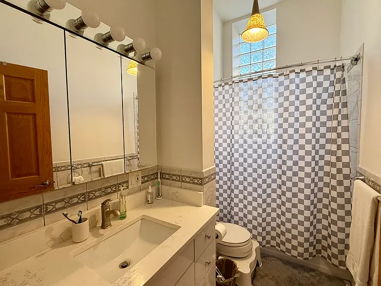 2200 W Chicago Ave #1R — Photo 6