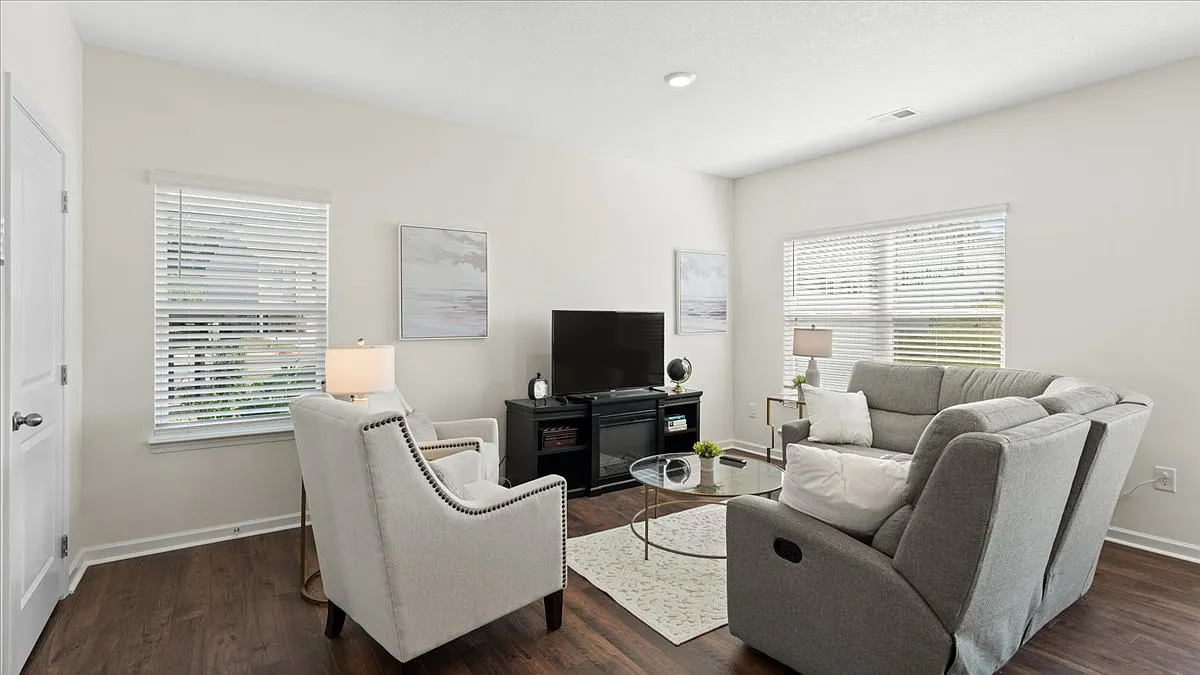 3 bed, 2.5 bath, 1381 sqft, $2,990 — Photo 3
