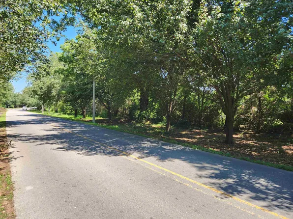 3 Sunset Dr, Muscle Shoals, AL 35661