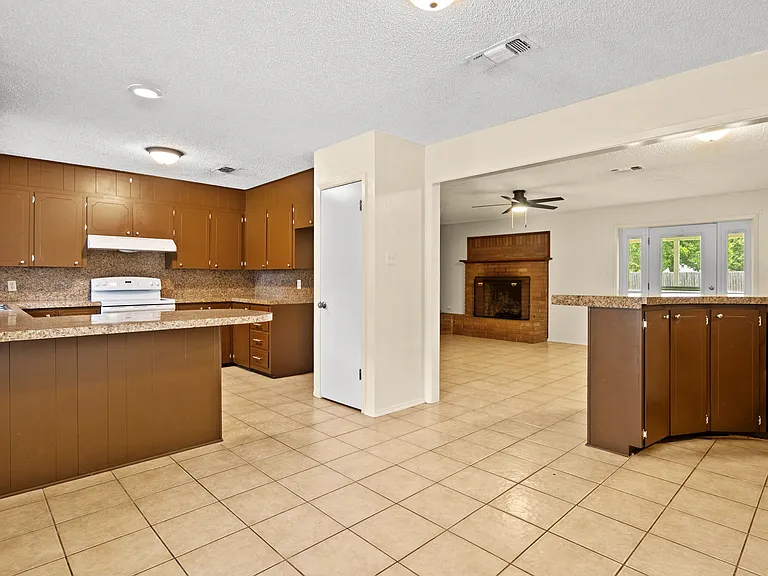 905 N Johnson Ave — Photo 3