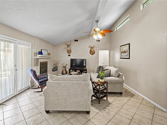 4th image of 2001 Pecan Dr