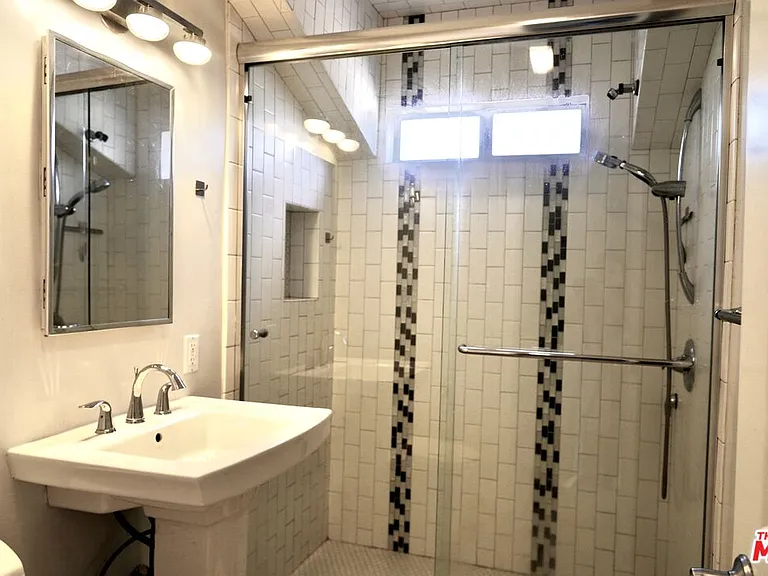 4423 Cahuenga Blvd — Photo 7