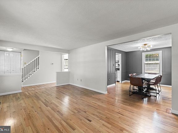 4th image of 9503 Glade Ave