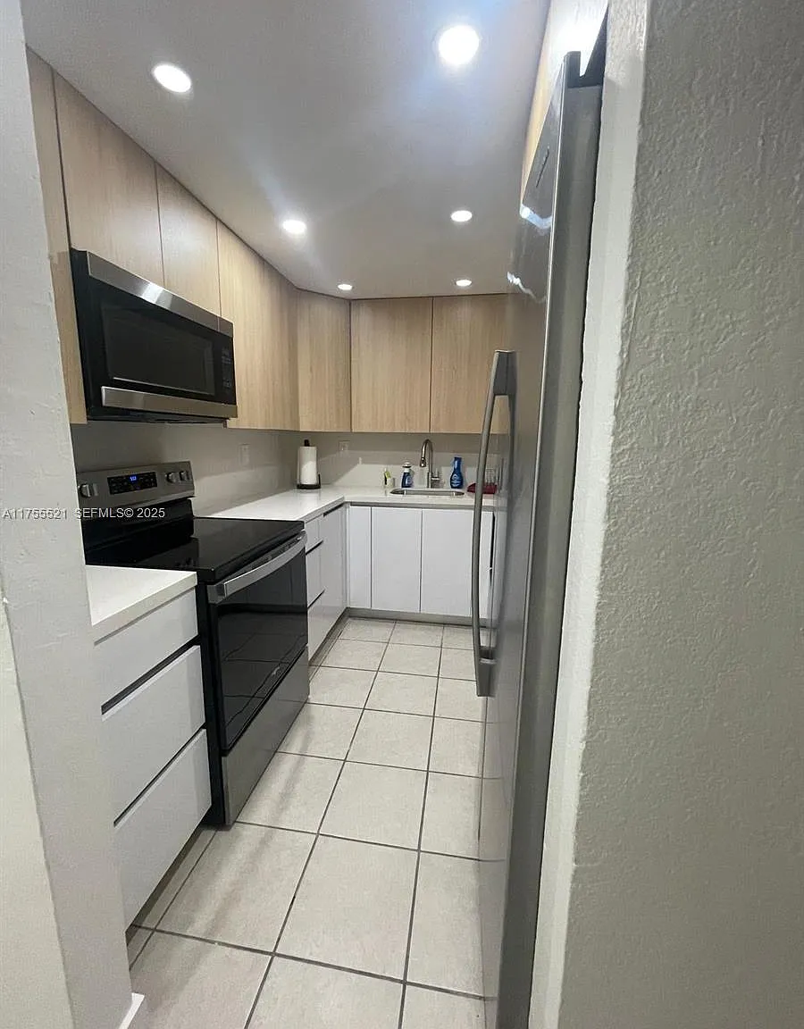 4550 NW 9th St — Photo 3