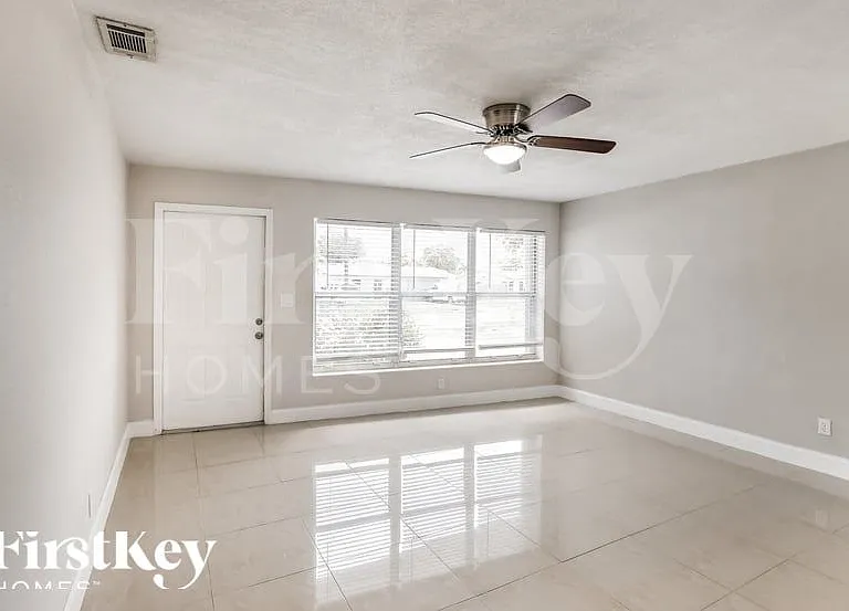 2550 NE 8th Ave — Photo 3