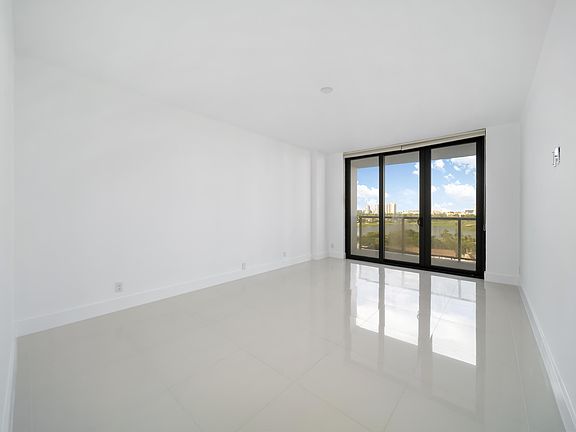 4th image of 20281 E Country Club Dr APT 703