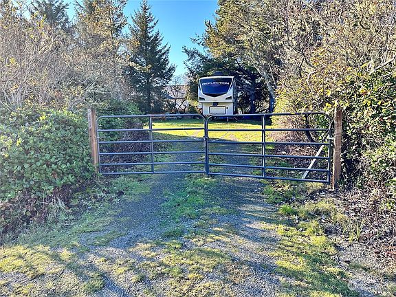4th image of 225 N Wynoochee Drive SW
