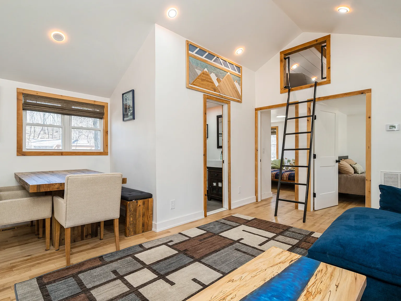 3 bed, 900 sqft, $3,200 — Photo 2