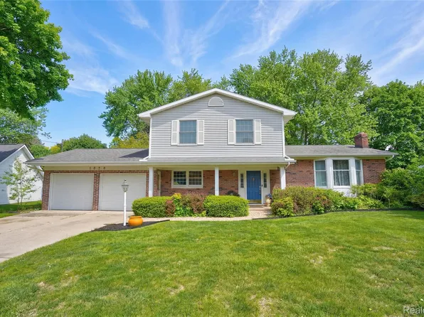 1070 Woodview Dr, Flint, MI 48507