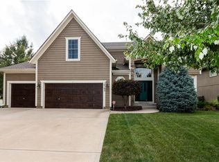 16192 S Heatherwood St, Olathe, KS 66062