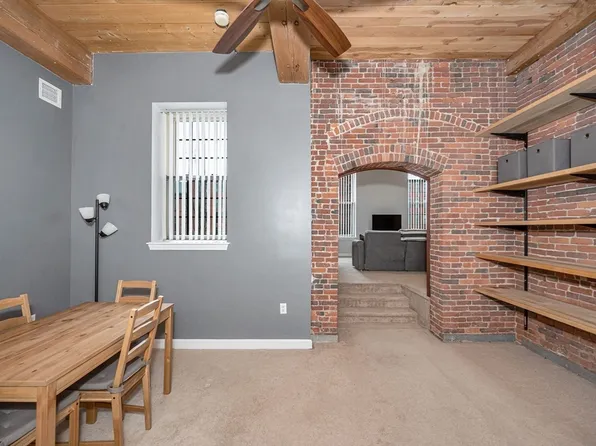 52 Lawrence Dr #M409, Lowell, MA 01854