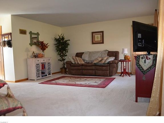 5th image of 403 Elm Dr