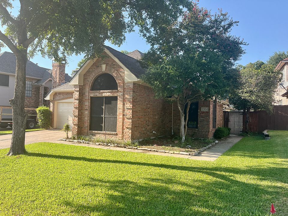 quiet cul-de-sac. Walking trail nearby. Golf course nearby.