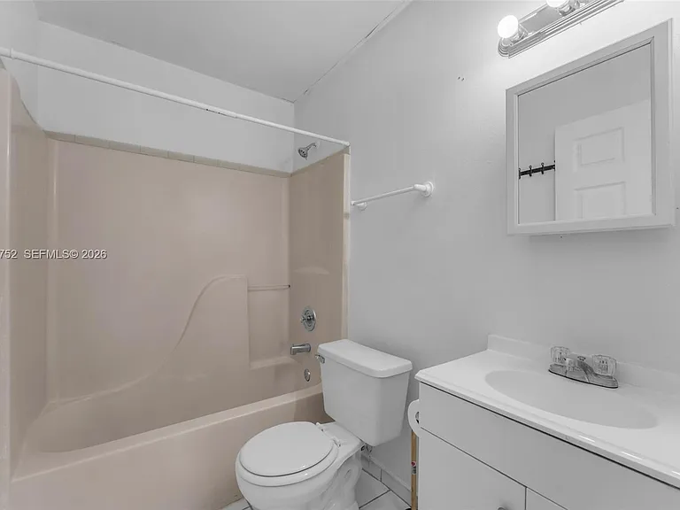 768 SW 9th St — Photo 12