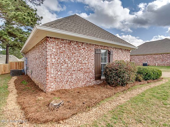 4th image of 106 Linden Cv