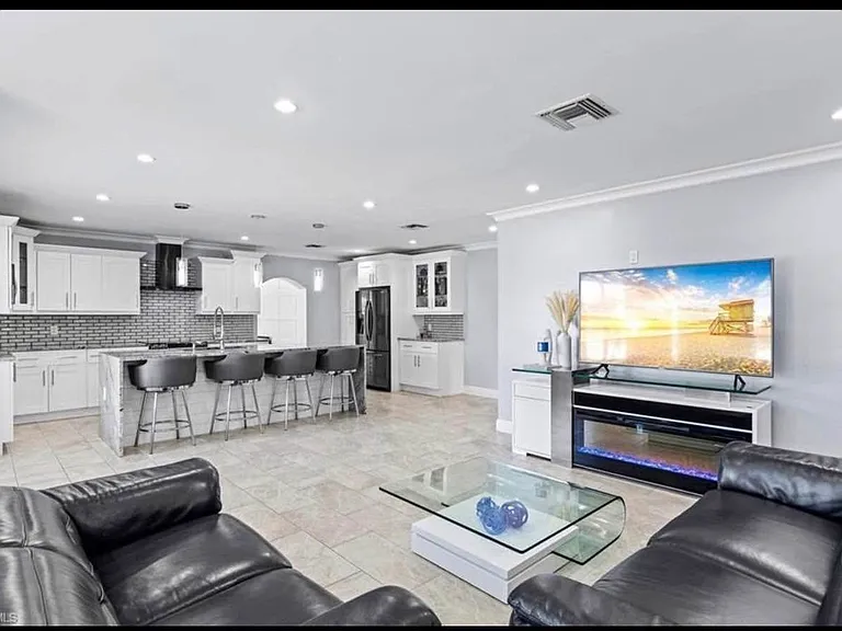 5210 Floridan Ave — Photo 6