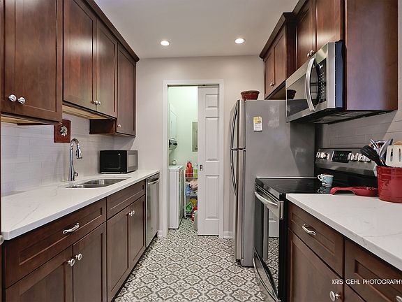 5th image of 860 N Lakeside Dr APT 1C
