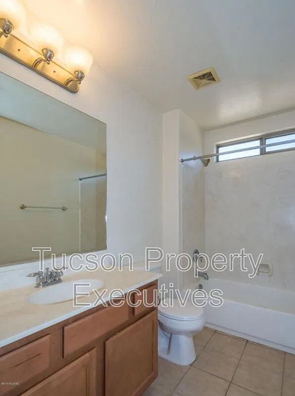 4 bed, 3.0 bath, 2073 sqft, $2,200 — Photo 3