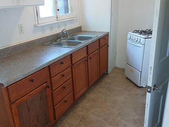 4th image of 844 Backus St