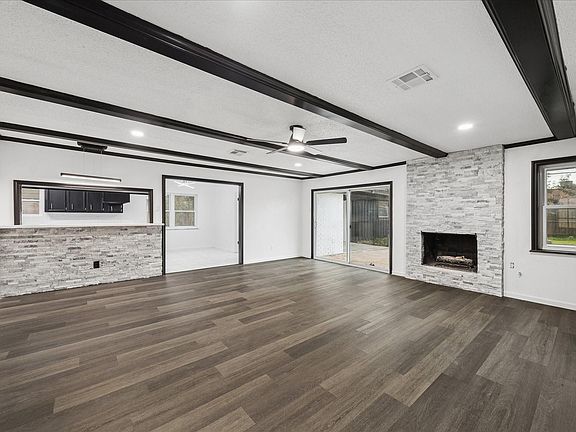 4th image of 210 Weeping Oak Ln