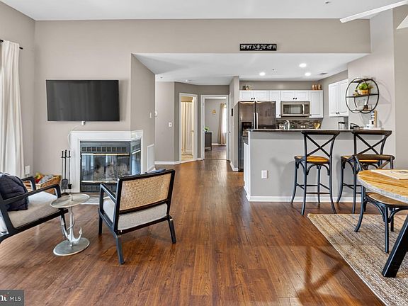 4th image of 20 Greystone Ct #I