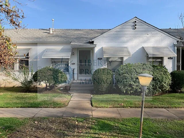 317 W Locust St — Photo 1