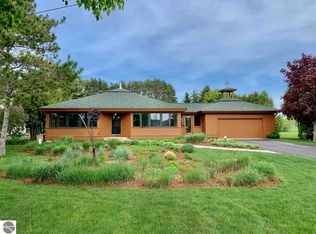 274 N Stony Point Rd, Suttons Bay, MI 49682
