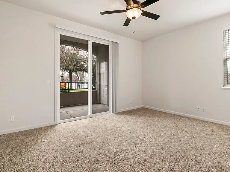 Sterling Oaks Luxury Apartments — Photo 30