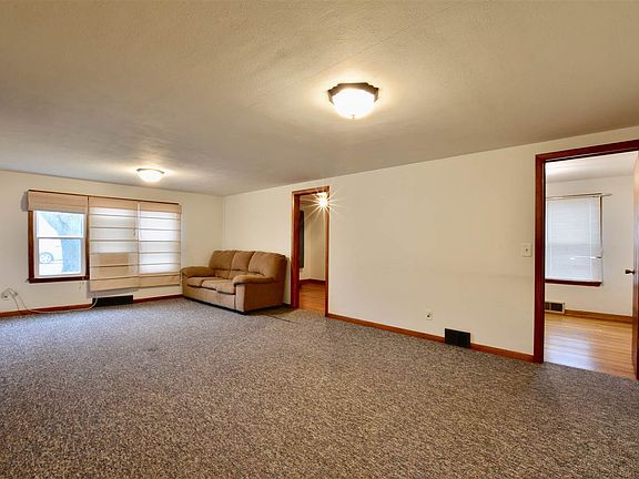 5th image of 207 E Park Ave