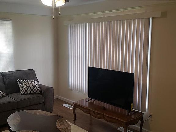4th image of 11909 Summerland Ave