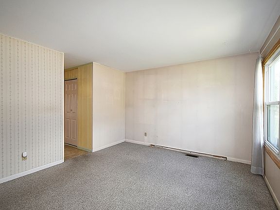 3rd image of 1418 Crestwood Dr