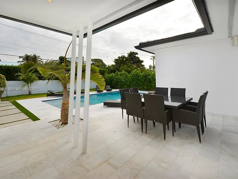 880 N Venetian Dr — Photo 3