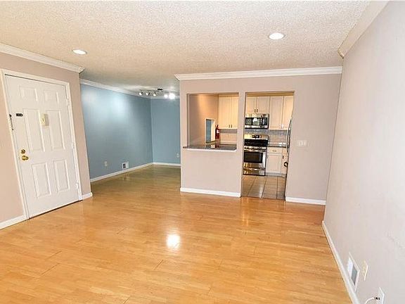 3rd image of 326 Bromley Pl