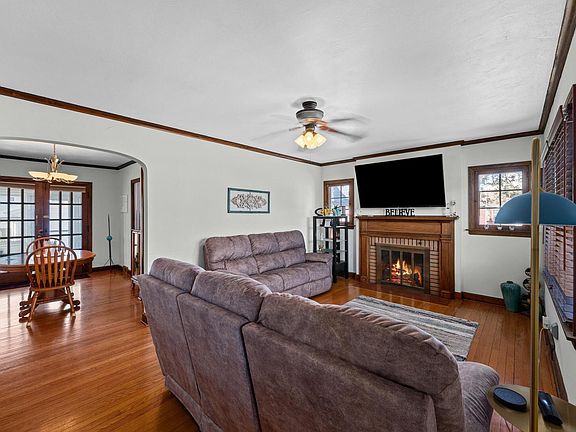 5th image of 2730 Tremont Ave