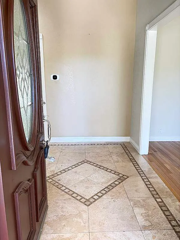 5 bed, 4.5 bath, 3036 sqft, $8,450 — Photo 2
