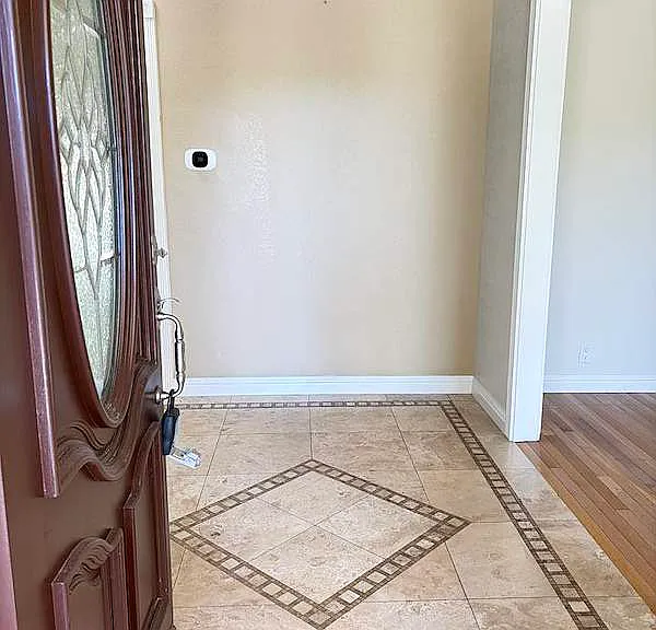 6815 Hampton Dr — Photo 2