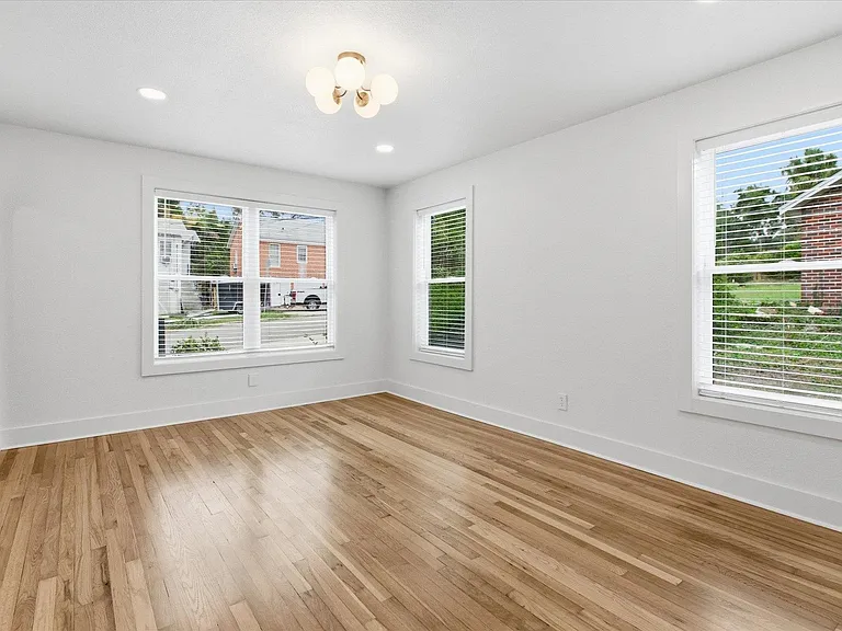 421 E Jennings St — Photo 9