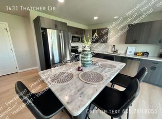 1431 Thatcher Cir, Harrisburg, SD 57032
