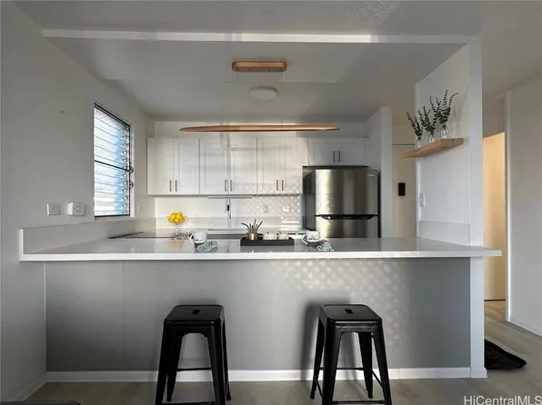 3033 Ala Napuaa Pl APT 302, Honolulu, HI 96818