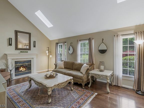 4th image of 11 Hampton Ct