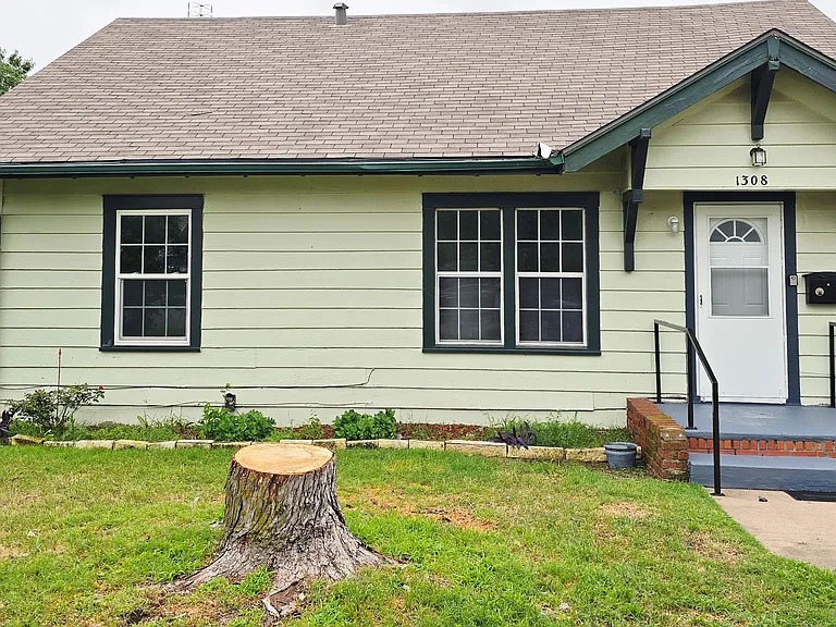 1308 W Walker St — Photo 1