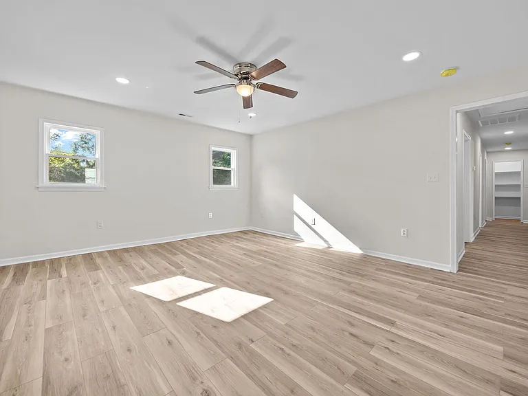 1005 E Russell Ave — Photo 8