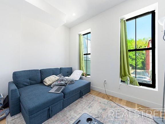 3rd image of 10 Marconi Pl APT 2