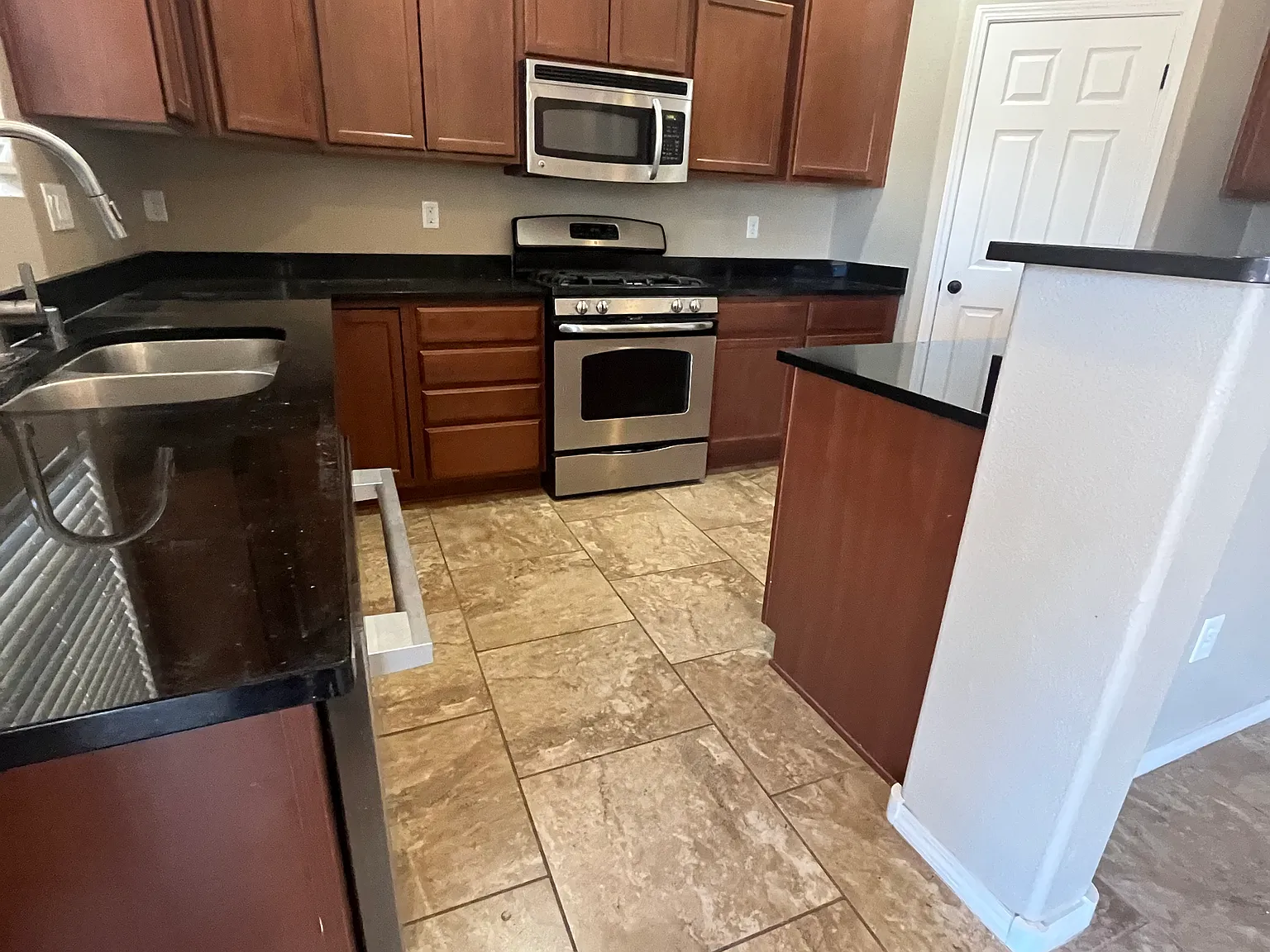 4 bed, 2706 sqft, $2,995 — Photo 3